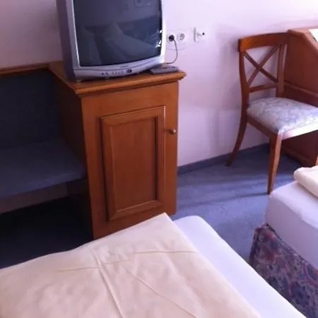 شلوسهوتل ليندرهوف 3* ايتال